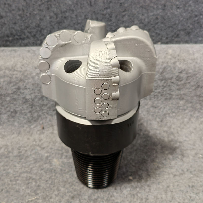 Karbid çelik PDC parçaları sabit kesme tasarımı ve su kuyusu delme için 146mm-4 bıçakları ile