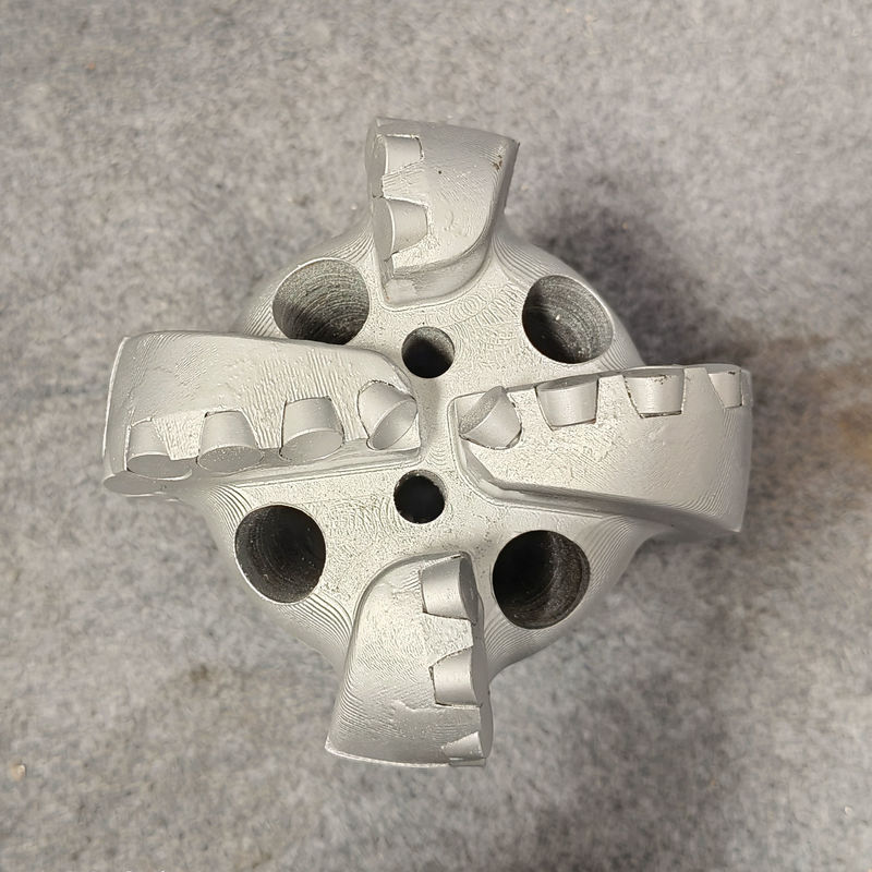 Karbid çelik PDC parçaları sabit kesme tasarımı ve su kuyusu delme için 146mm-4 bıçakları ile