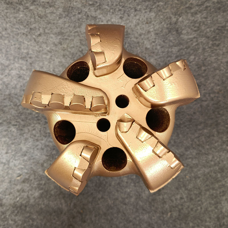 Su kuyusu sondajı için PDC kesicileri ve API bağlantısı olan PDC Bit Beden