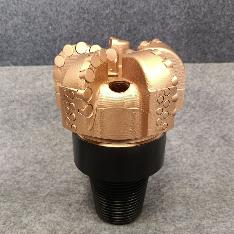 Su kuyusu sondajı için PDC kesicileri ve API bağlantısı olan PDC Bit Beden